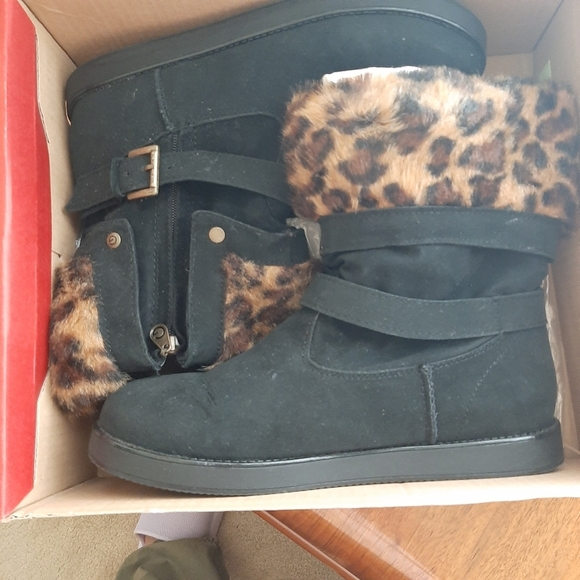 EUC G by GUESS ANKLE BOOTS. SUEDE UPPERS TRIMMED IN FAUX LEOPARD FUR. - Picture 1 of 10